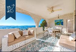 Wonderful estate with a panoramic terrace, a private garden and direct access to the beach