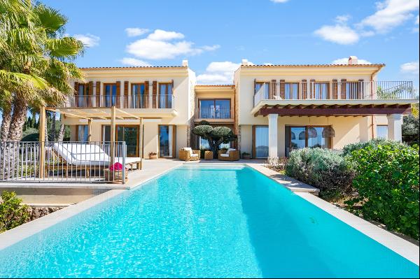 Luxurious property with panoramic views of the countryside and Palma Bay