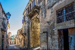 Independent stately palace in the historic center of Modica