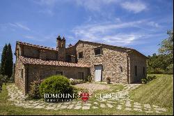 RENOVATED FARMHOUSE WITH PANORAMIC VIEWS FOR SALE IN AREZZO