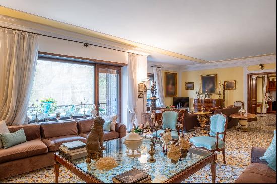 Spacious and bright apartment in Posillipo