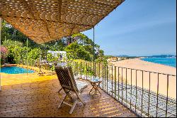 Beautiful house on the beachfront in Begur