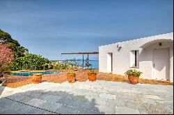 Beautiful house on the beachfront in Begur