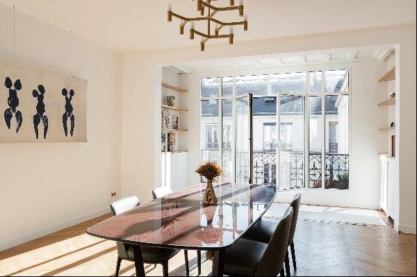 Paris 6th District A renovated 4-bed apartment