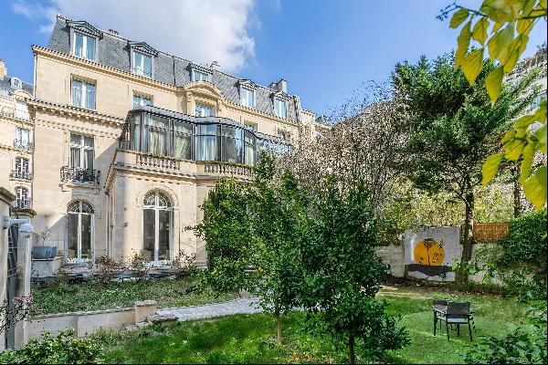 Paris 16th District – A sumptuous private mansion