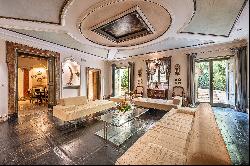 Independent residence in the heart of Rome, offering unparalleled charm and