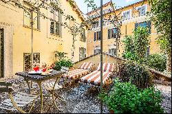 Independent residence in the heart of Rome, offering unparalleled charm and