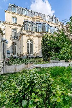 Paris 16th District – A sumptuous private mansion