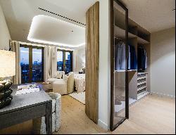 Lateral three-bedroom penthouse in Soho