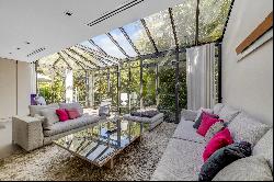 Suresnes – A recent property with a garden