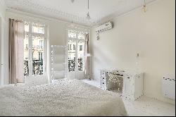Paris 6th District – A tastefully renovated three-bed apartment.