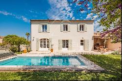 City house with garden and swimming pool