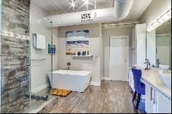 Rustic and Modern 1 Bedroom, 1 Bath Condo in Historic Dallas Landmark