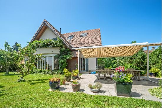 Spacious atypical house in a green setting