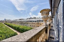 Unique in Paris, overlooking the gardens of the Palais Royal