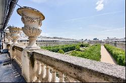 Unique in Paris, overlooking the gardens of the Palais Royal