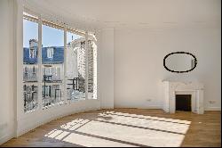 Paris 16th District - A meticulously renovated 2/3 bed apartment