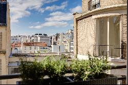 Paris 16th District – A meticulously renovated 2/3 bed apartment