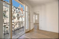 Paris 16th District - A meticulously renovated 2/3 bed apartment