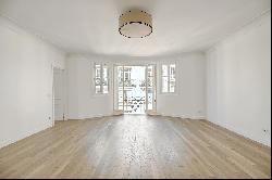 Paris 16th District - A meticulously renovated 2/3 bed apartment