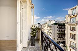 Paris 16th District – A meticulously renovated 2/3 bed apartment