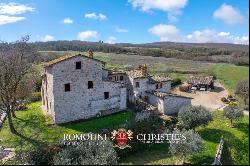 Umbria - HISTORIC COUNTRY HOUSE WITH PANORAMIC VIEWS OF TODI FOR SALE