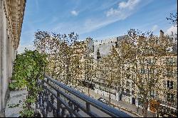 Paris 7th District – A 3-bed apartment with a balcony