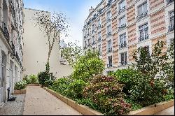 Paris 7th District – A spacious 5-room apartment