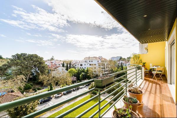 Excellent 3-bedroom apartment in condominium with garden in Monte Estoril, Lisbon.