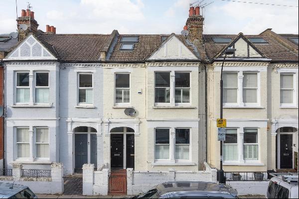 An incredible opportunity to acquire a freehold house currently split into two flats. Offe
