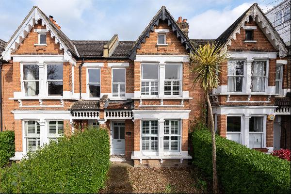 A fantastic three bedroom Victorian conversion apartment in West Dulwich with a beautiful 