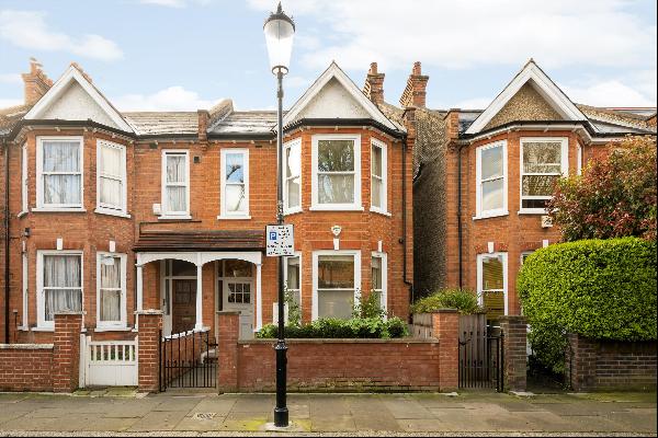 A handsome five bedroom house for sale in North Kensington