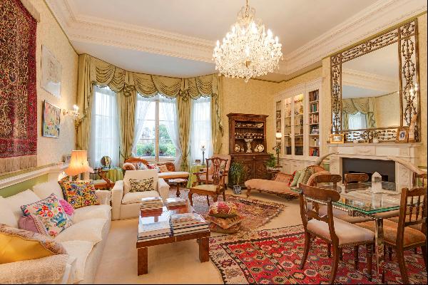 An elegant two double raised ground floor apartment with outstanding ceiling height, formi