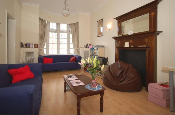 A spacious ground floor flat in the heart of St John’s Wood, NW8.