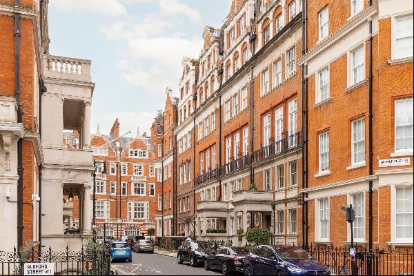 A stunning two bedroom duplex apartment in excellent condition in the heart of Mayfair wit