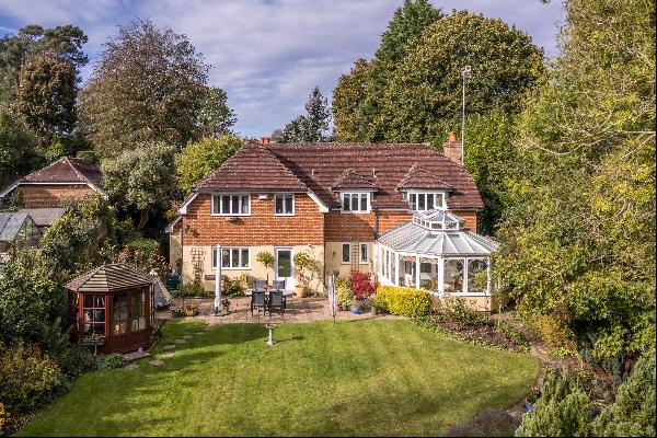 A detached 5 bedroom family home for sale on the south side of Sevenoaks.