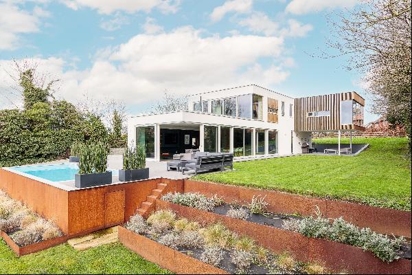 A fantastic contemporary five bedroom family home situated in West Malling, Kent.