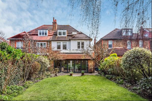 An exceptional opportunity to acquire this wonderful five bedroom family house providing e