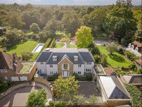 An exceptional new build house, newly refurbished, measuring close to 7,000 sq ft with gat