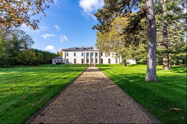 A magnificent Palladian style residence designed by renowned architect Quinlan Terry. Occu