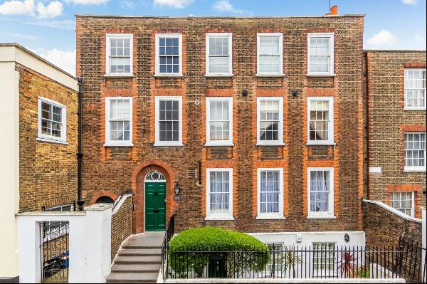 A spacious three bedroom apartment situated in an attractive Grade II listed Georgian buil