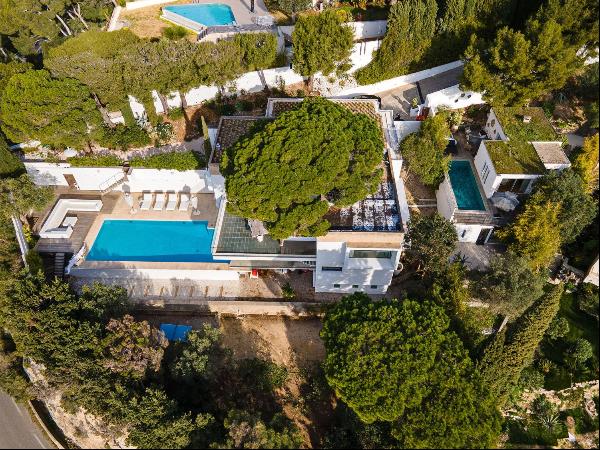 Exemplary villa for sale in Cassis with extraordinary views of the sea, the port, the cape