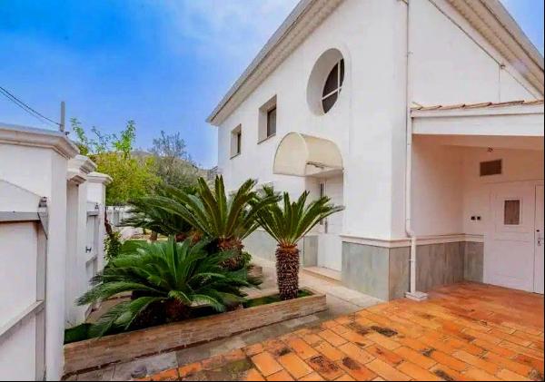 Pretty house for sale in Marseille on flat land close to the Prado beaches.