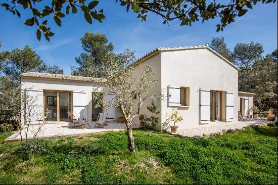 Charming villa with land for sale in Menerbes.