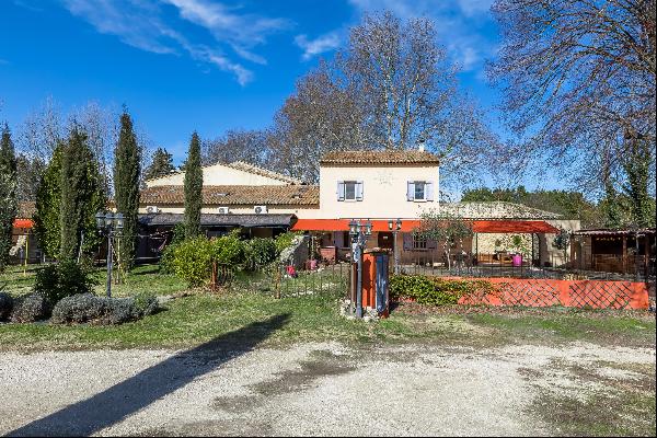 Beautiful property with swimming pool and annexes for sale near L'Isle-sur-la-Sorgue