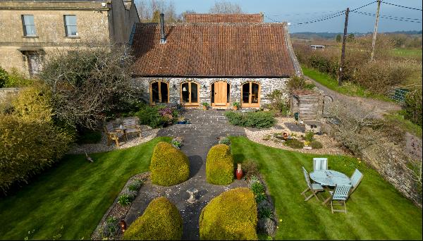 An attractive and well presented Grade II listed 3 bedroom barn conversion, situated along