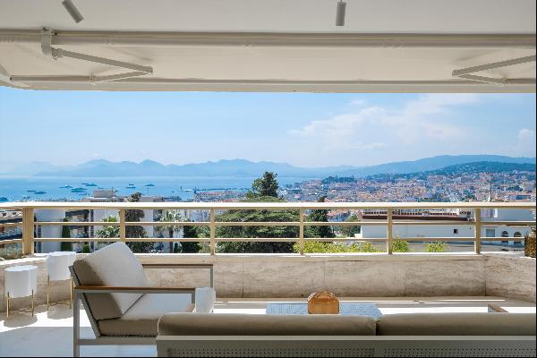 3 bedroom flat with panoramic view of the sea and the Lerins Islands in Cannes.