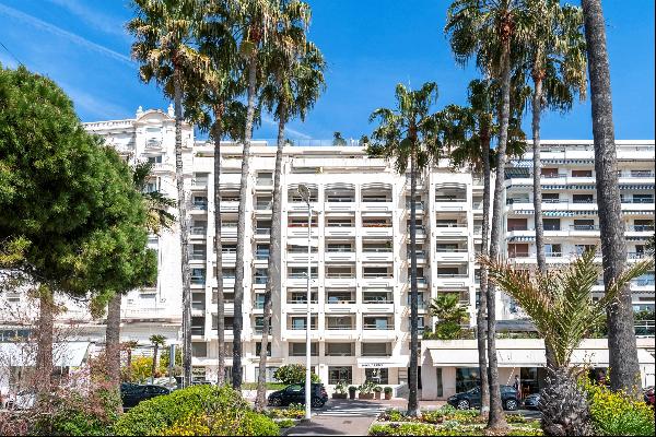 Beautiful flat with sea view overlooking Cannes Croisette.