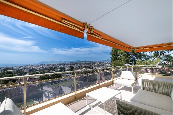Exceptional apartment overlooking the bay of Cannes.