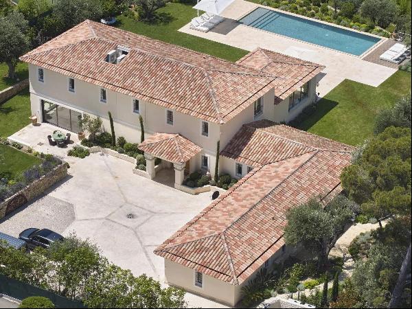 An outstanding six bedroom villa with panoramic views for sale in Mougins.
